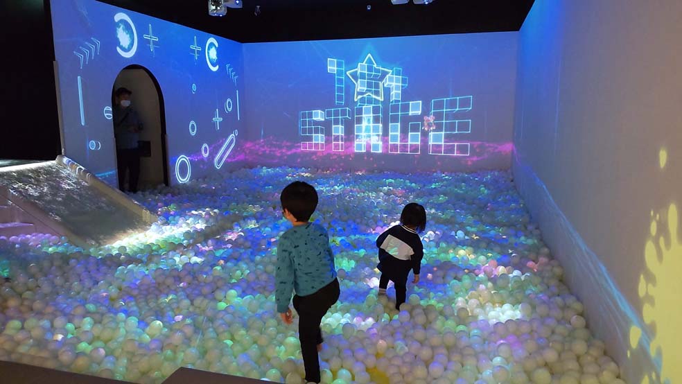 光と音のデジタルボールプール アウトレット北陸小矢部 富山県 内にある子供の遊び場 幻想的な雰囲気が楽しめる 富山で子供とお出かけ遊び場 体験ブログ 雨の日の室内施設や公園 観光情報 コトコトとやま